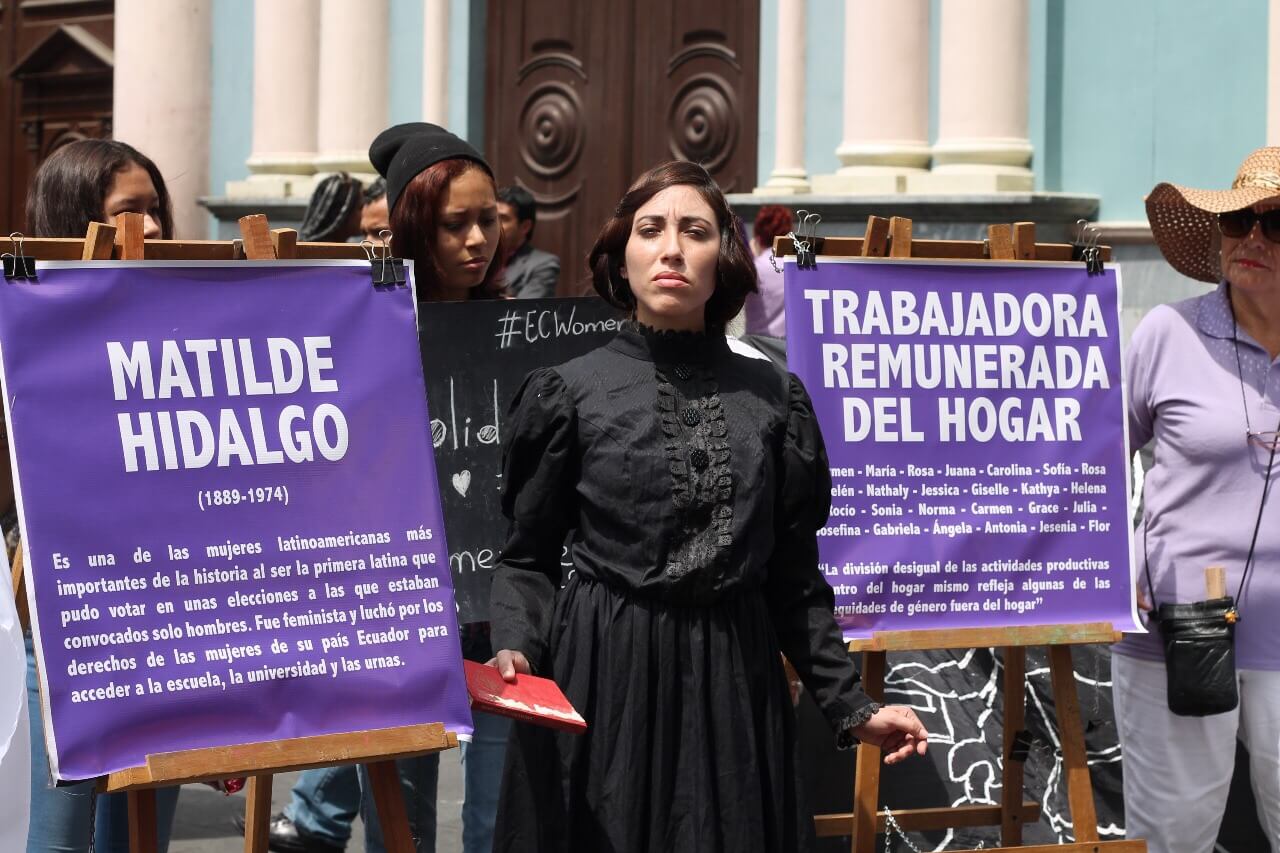 Estatua Viviente de Matilde Hidalgo